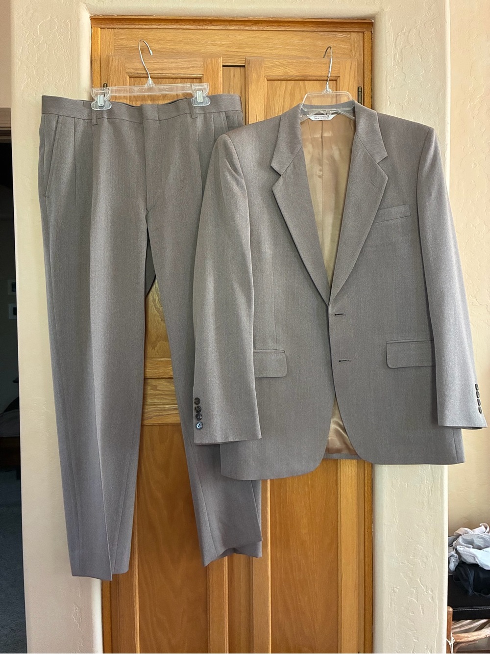 Oscar de la Renta Men’s Tan Two-Piece Suit 42 Regular.